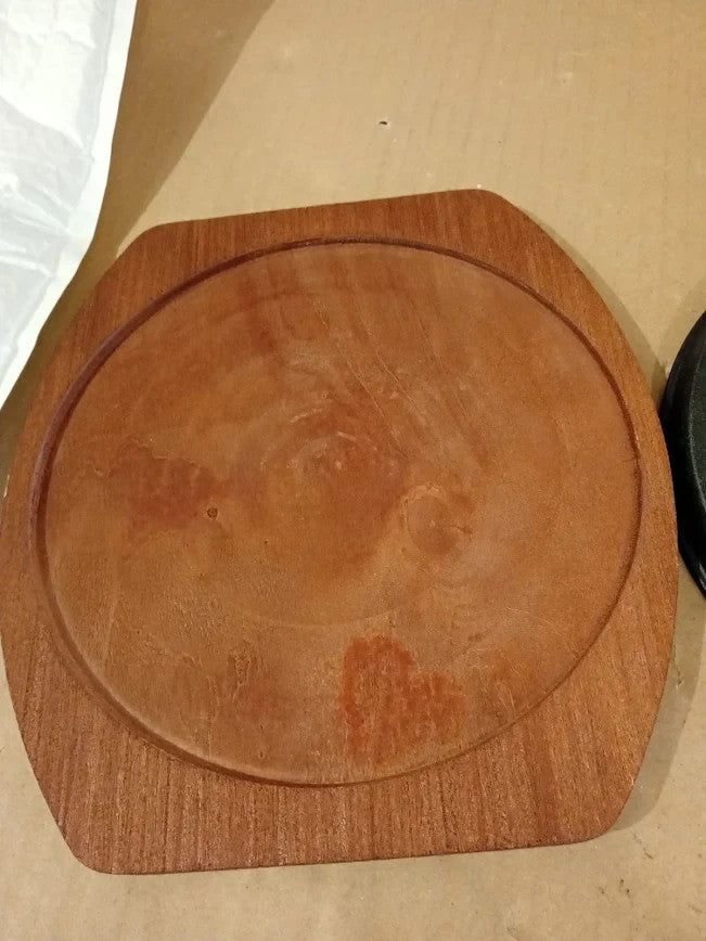 Amosfun Cast Iron Sizzle Plate Wooden Base 19cm Round Heavy Duty Heat Retaining