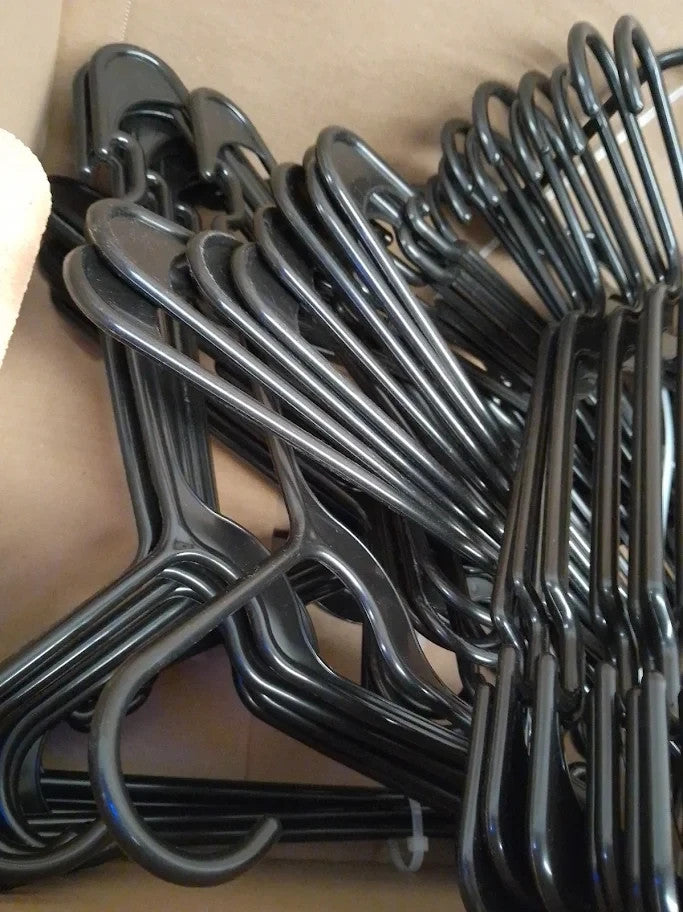 Amazon Basics Plastic Clothes Hangers Adult Size 41Wx 23Hcm Anti Slip Black New