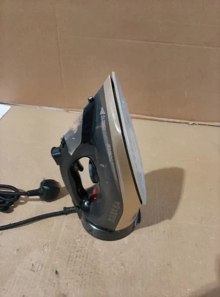 Tower Steam Iron 2800W Cordless Flexible Ironing Fast Recharge 12x31.5cm New