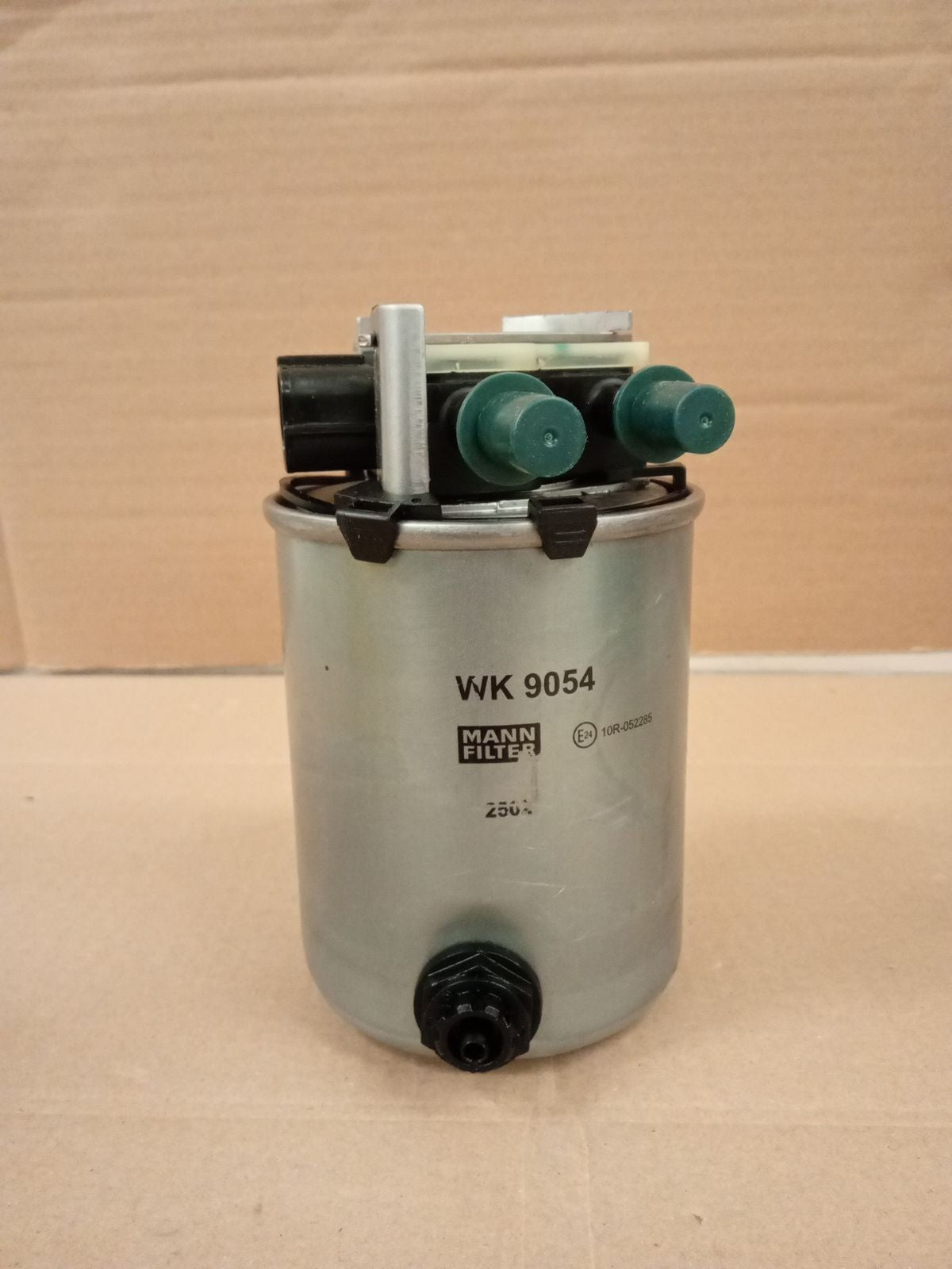 MANN FILTER WK 9054 Fuel Filter Cars + Transporters Replacement Part