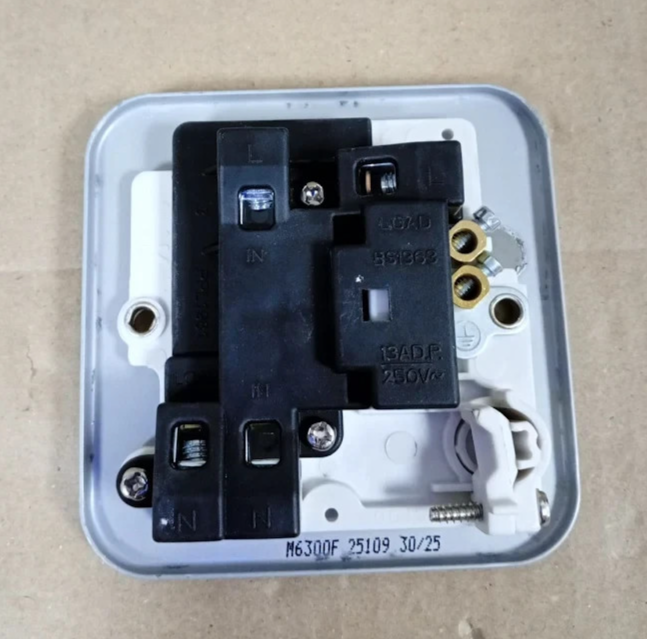 Knightsbridge M6300F Metal Clad 13A Switched Fused Spur Flex Outlet Silver