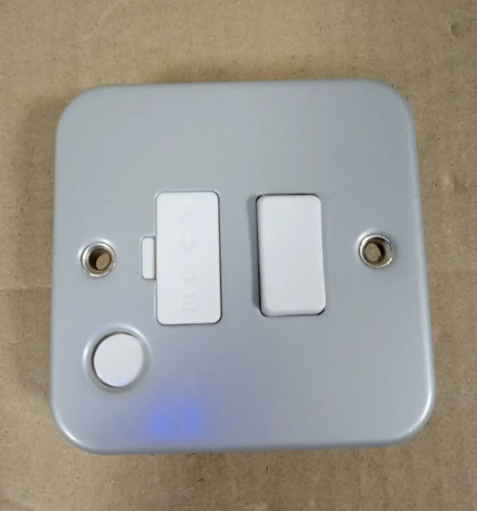 Knightsbridge M6300F Metal Clad 13A Switched Fused Spur Flex Outlet Silver