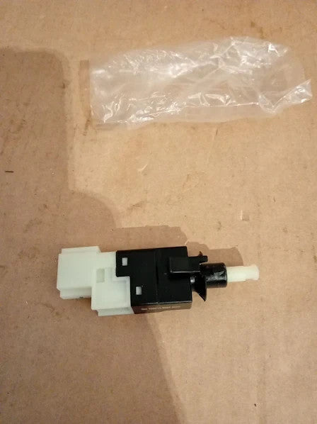 Febi Bilstein 103713 Brake Light Switch Push Button Pack Of One 9x3x3cm New