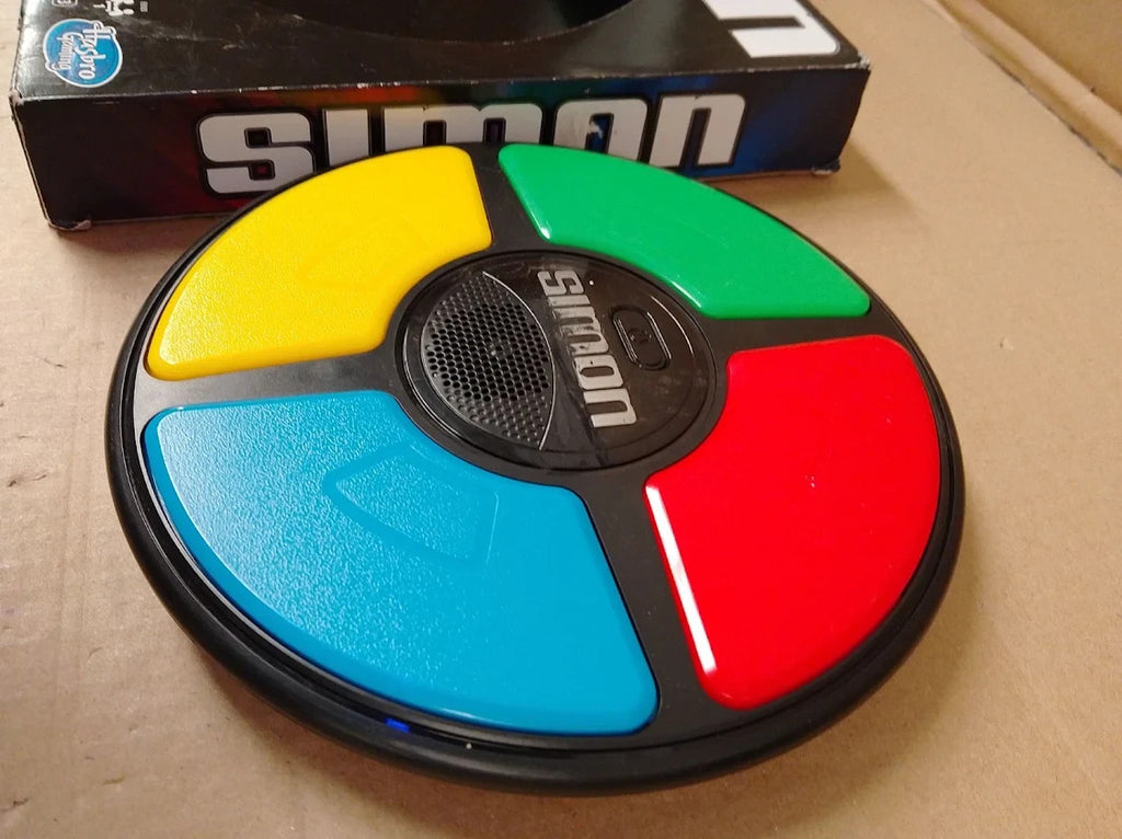 Hasbro Gaming Simon Electronic Memory Game Handheld Light Sound 8+