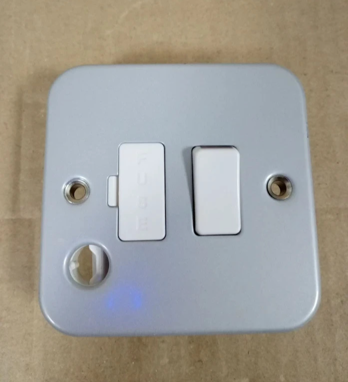 Knightsbridge M6300F Metal Clad 13A Switched Fused Spur Flex Outlet Silver