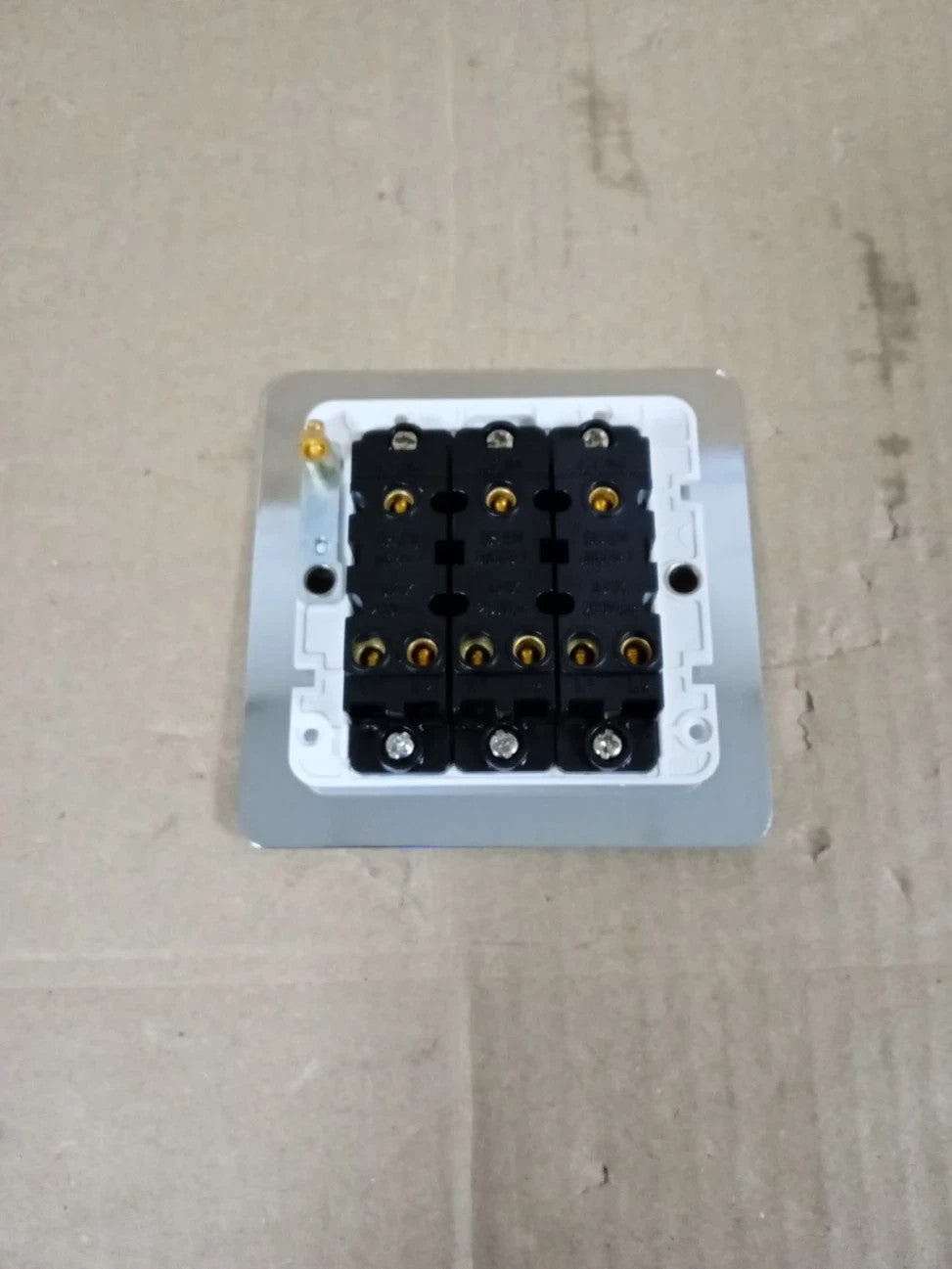 Alliance Electrical FPC3GSWIWC 10 A 3 Gang 2 Way Black Insert Flat Metal New