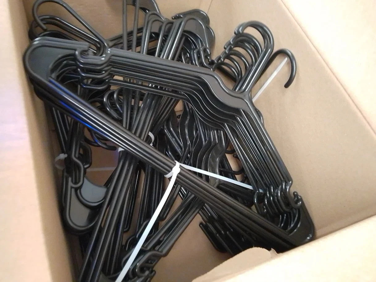 Amazon Basics Plastic Clothes Hangers Adult Size 41Wx 23Hcm Anti Slip Black New