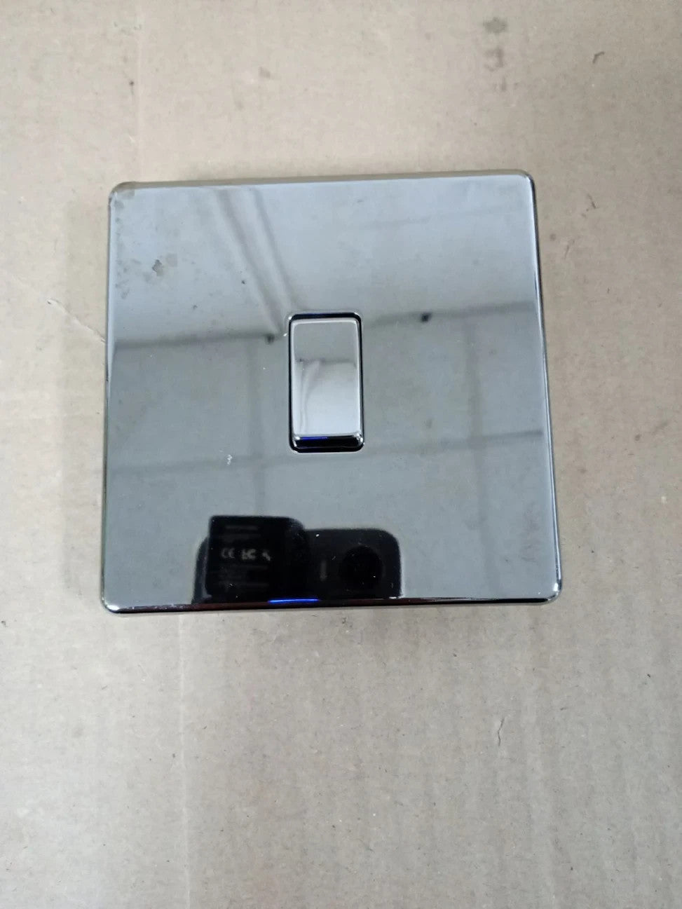 BG Electrical Single Intermediate Wall Light Switch Screwless Front Plate Slim