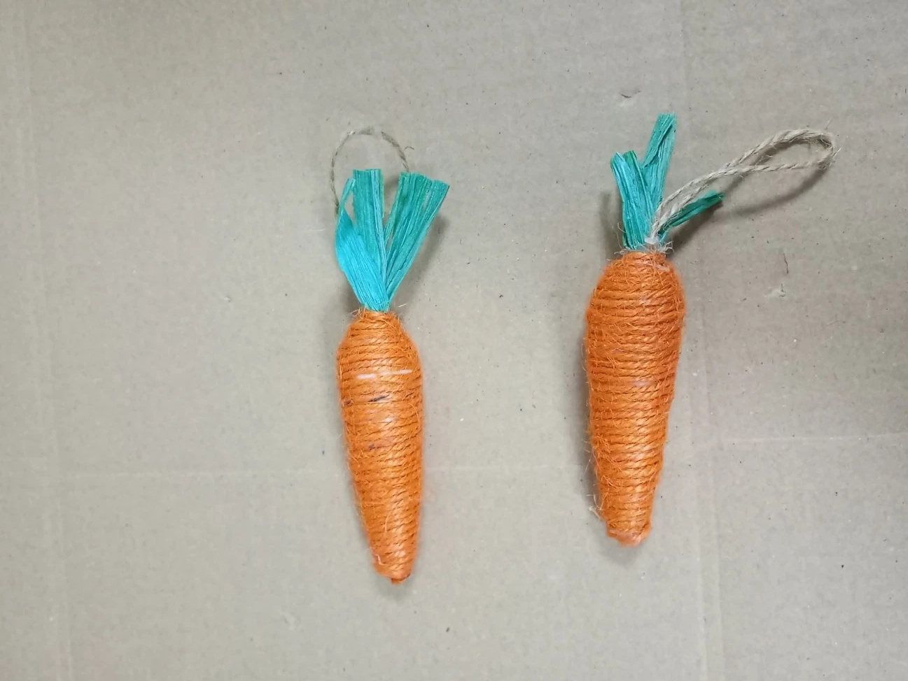 2 Pack Easter Hanging Carrots Striped Rope Design Paper & Foam 13.5cm New