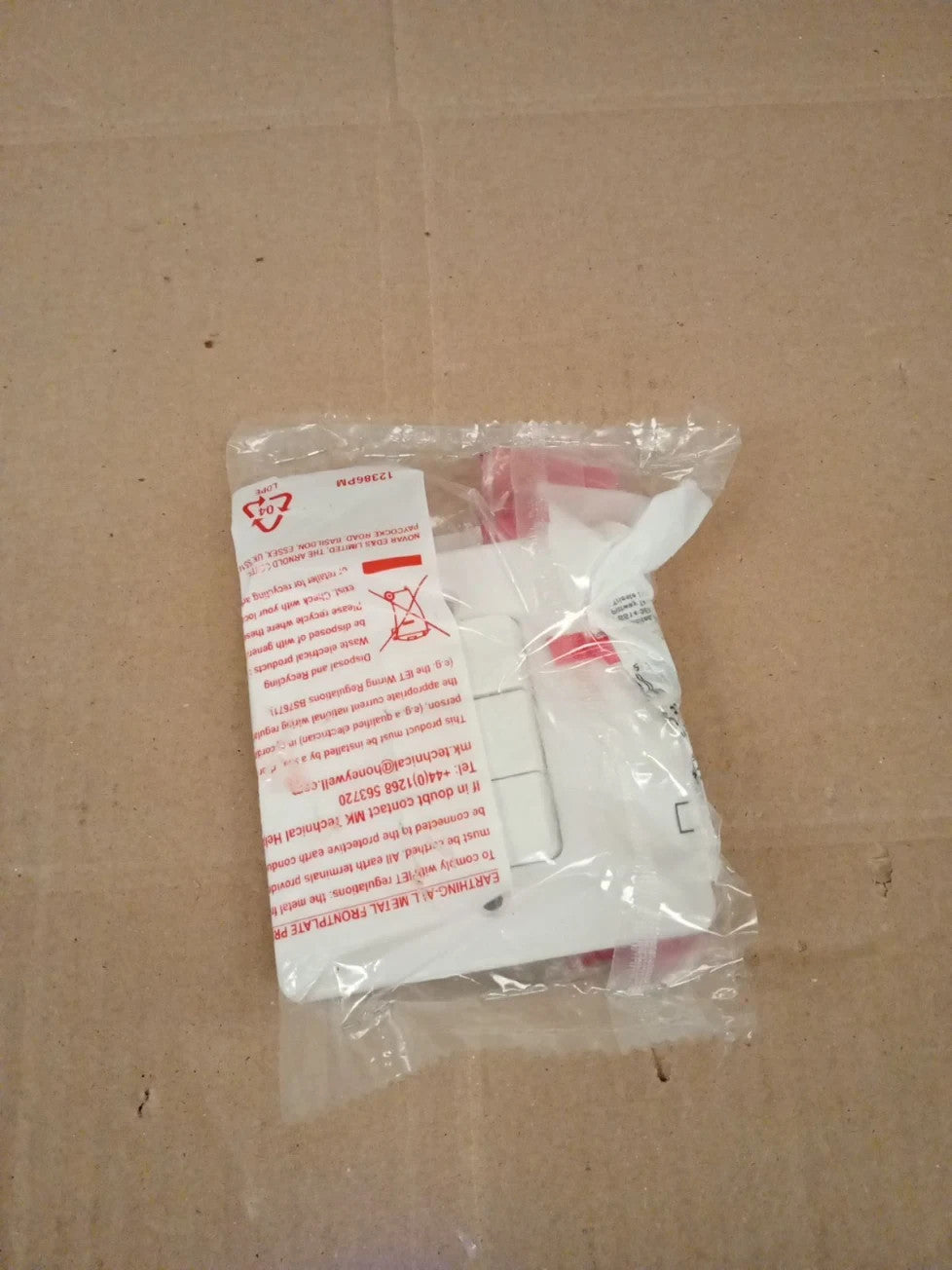 MK K4873WHI 10A Triple Single Pole 2 Way Plate Rocker Switch White New