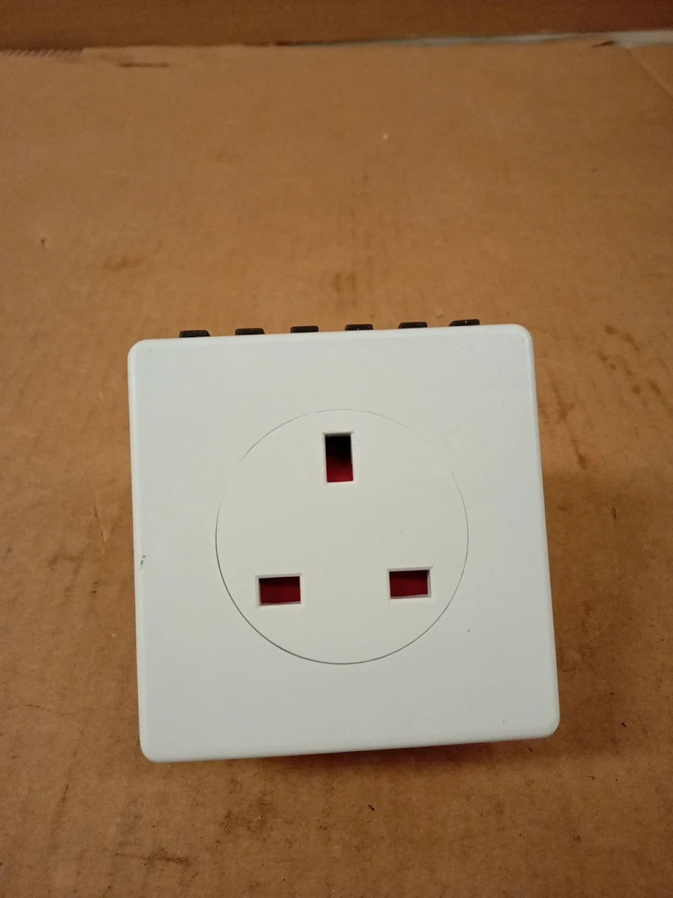 STATUS Timer 7 Day Digital Timer Light Switch White UK Plug S7DDT3 10x5x10cm