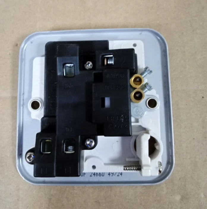 Knightsbridge M6300F Metal Clad 13A Switched Fused Spur Flex Outlet Silver