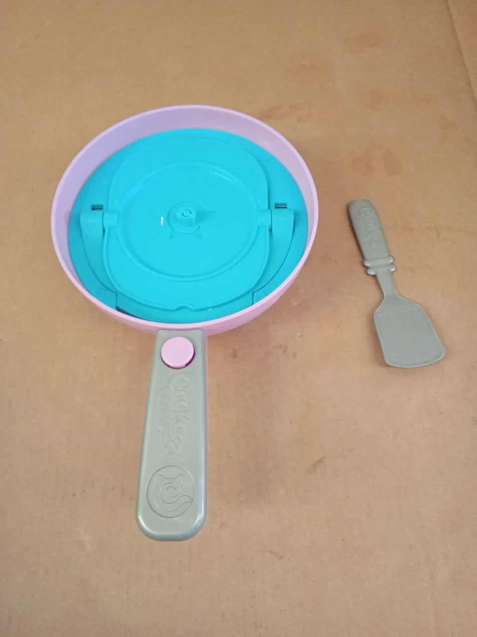 COOKEEZ MAKERY Pancake Treatz Mix & Flip A Plush Best Friend Place Flips Out
