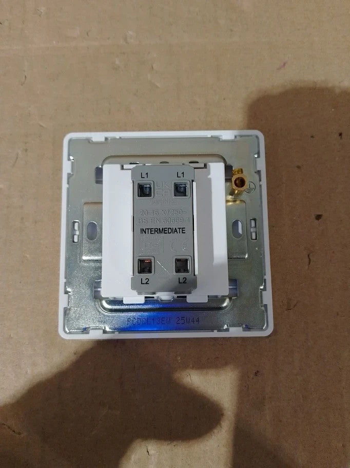 BG Electrical Single Intermediate Wall Light Switch Screwless PCDCL13EW New