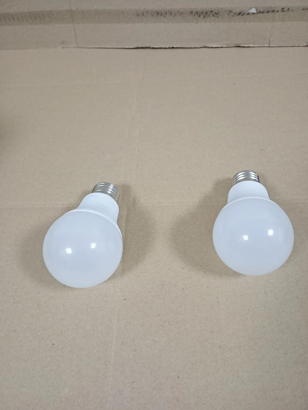 Amazon Basics LED E27 Edison Screw Bulb 8.5W CRI80 2 Pieces Warm White New