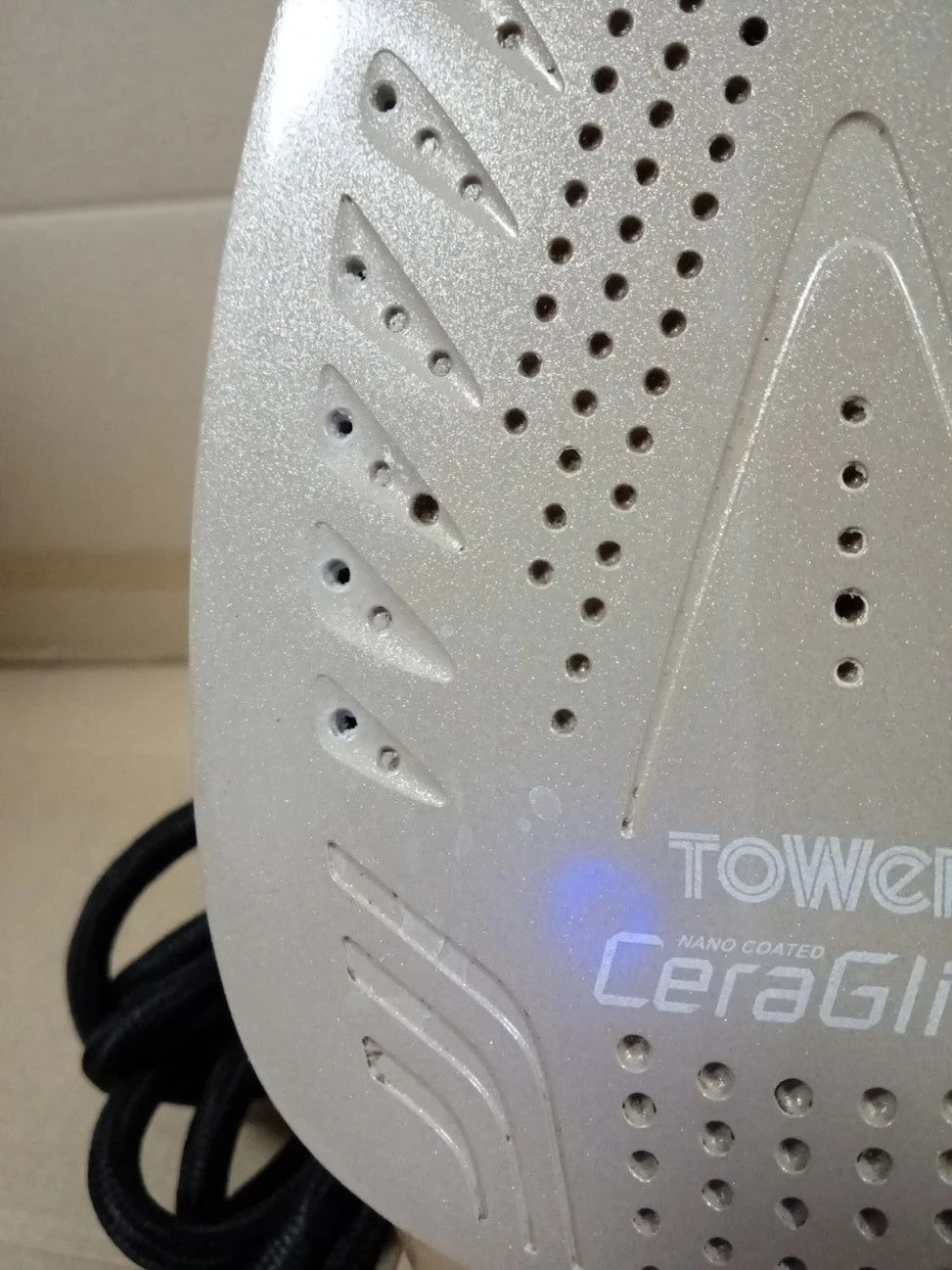 Tower T22021GLD Ceraglide Steam Iron Fast Heat Up Long Power Cord 3100W New