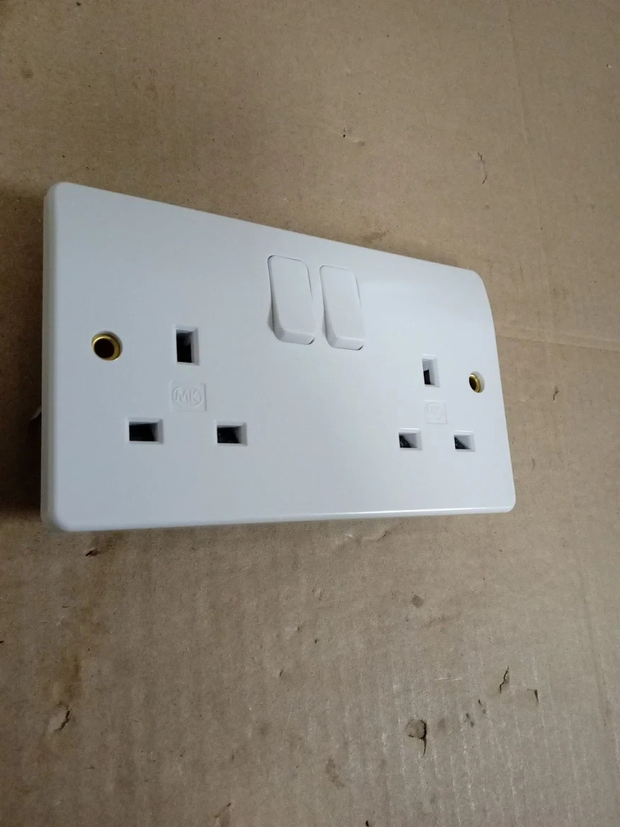 Double Switched 13A Twin Socket White UK Wall Plug Outlet Electrical New