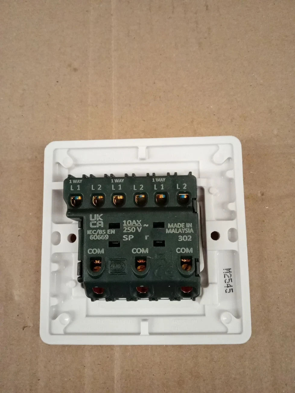 MK K4873WHI 10A Triple Single Pole 2 Way Plate Rocker Switch White New