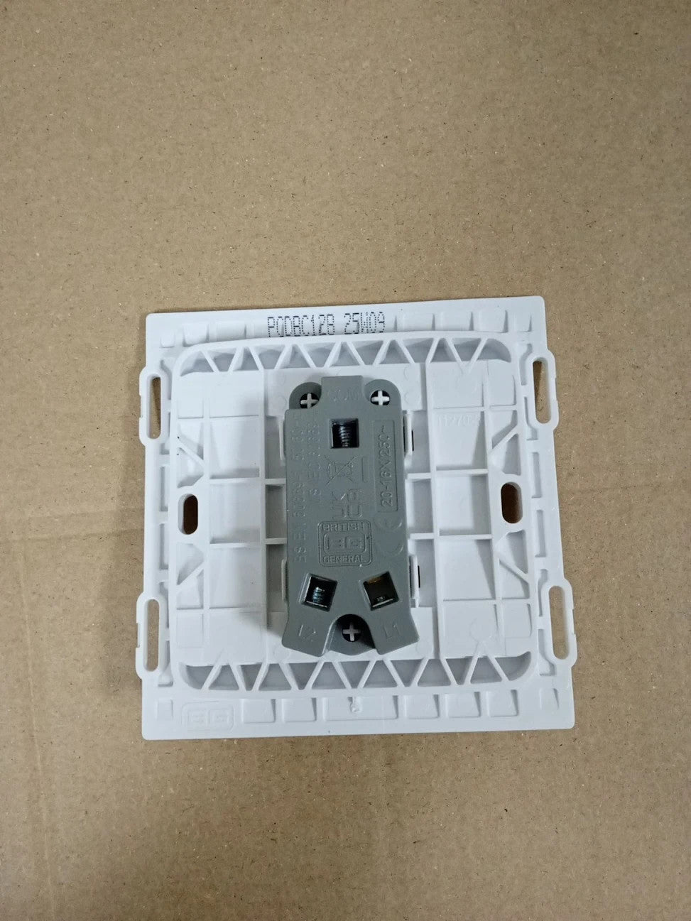 BG Electrical Single Wall Light Switch 2 Way Screwless Front Plate 20A Black New