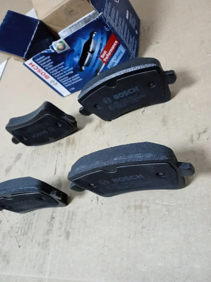 Bosch BP1126 Brake Pads Car Rear Axle Quality Reduced Noise Dust 4Pad New