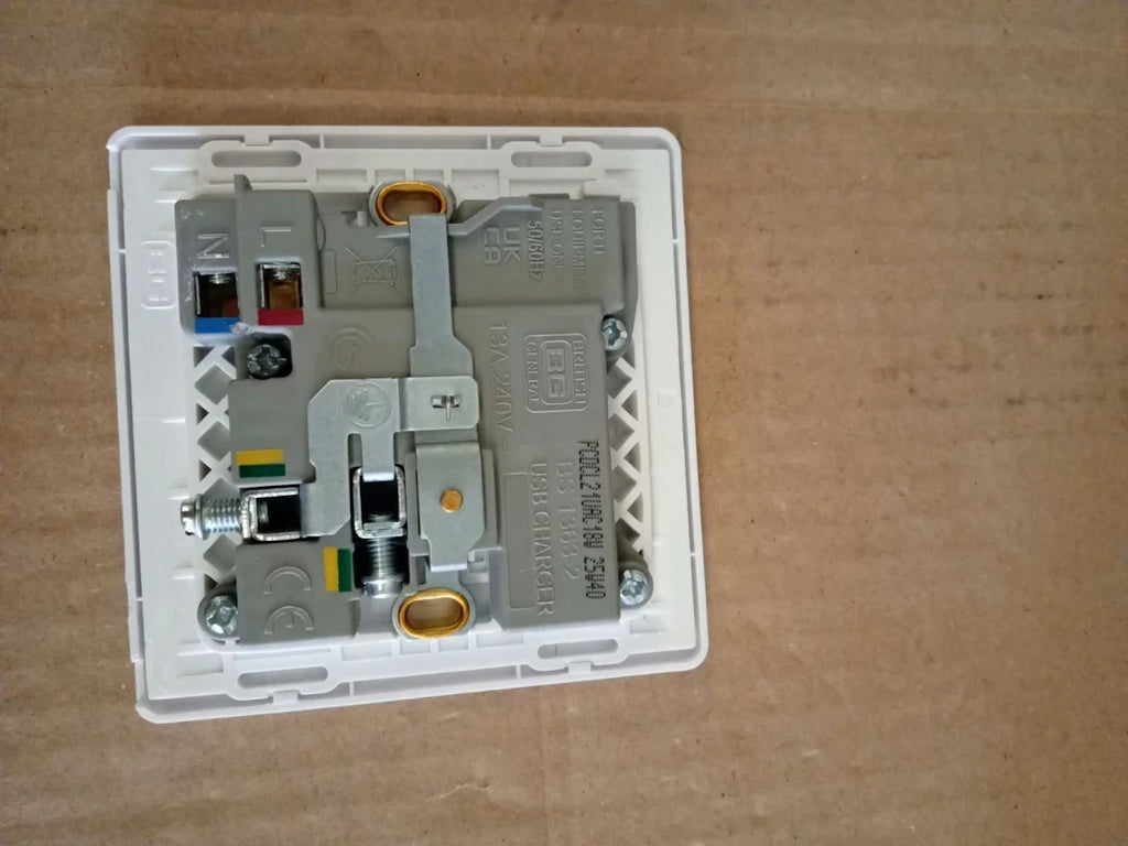 BG Electrical PCDCL21UAC18W 18W Single 13A Switched Power Plug Wall Socket White