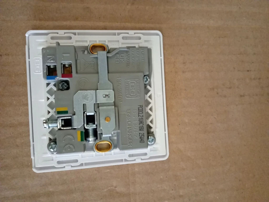 BG Electrical PCDCL21UAC18W 18W Single 13A Switched Power Plug Wall Socket White