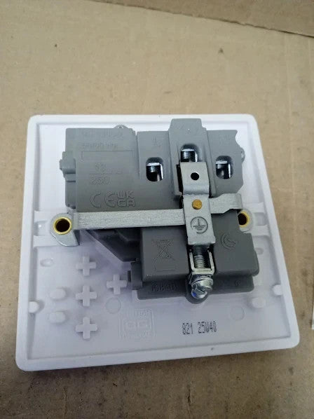 BG Electrical Single Switched Power Plug Wall Socket Round Edge Nexus 800 New