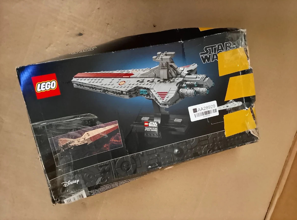 LEGO Star Wars UCS Venator Class Republic Attack Cruiser Display Set New