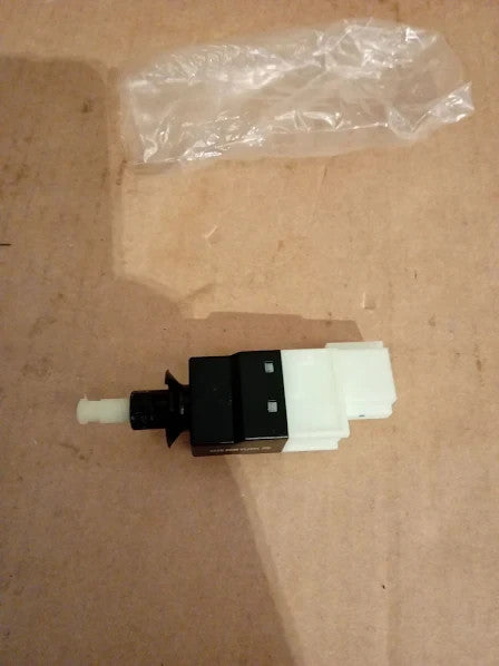 Febi Bilstein 103713 Brake Light Switch Push Button Pack Of One 9x3x3cm New