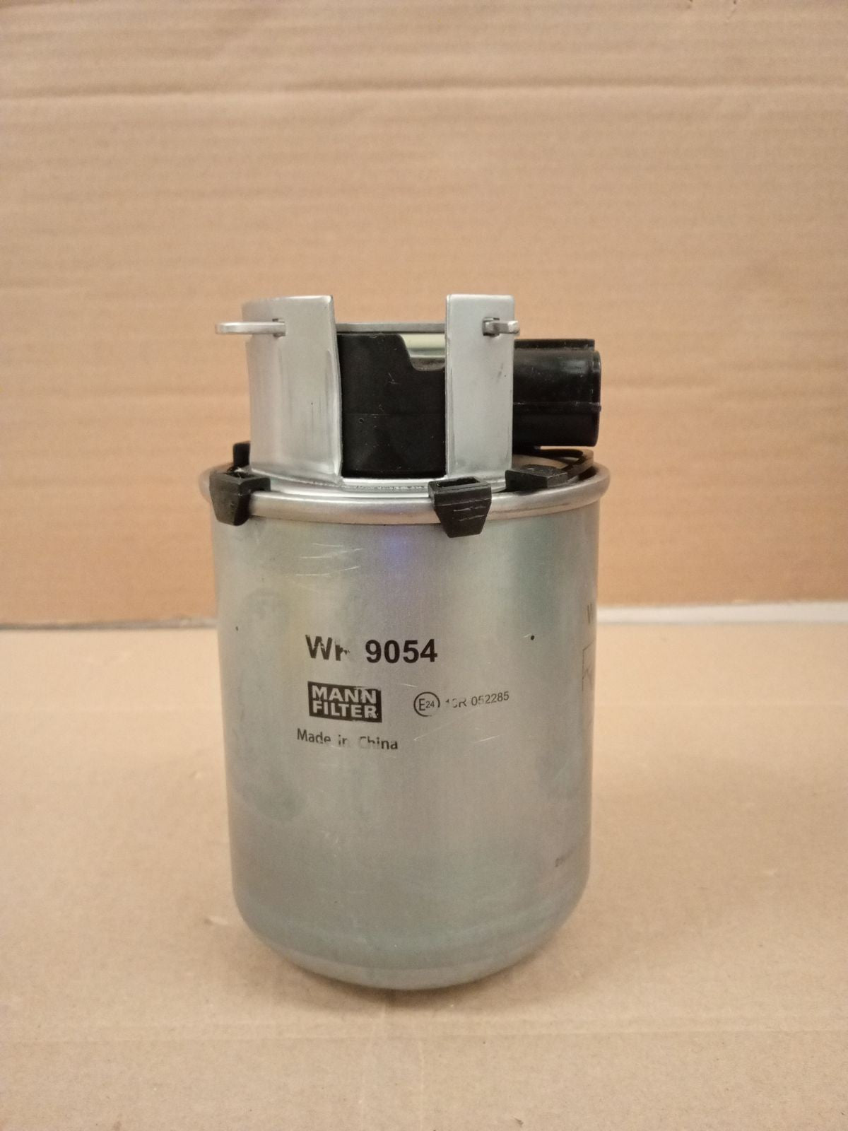 MANN FILTER WK 9054 Fuel Filter Cars + Transporters Replacement Part