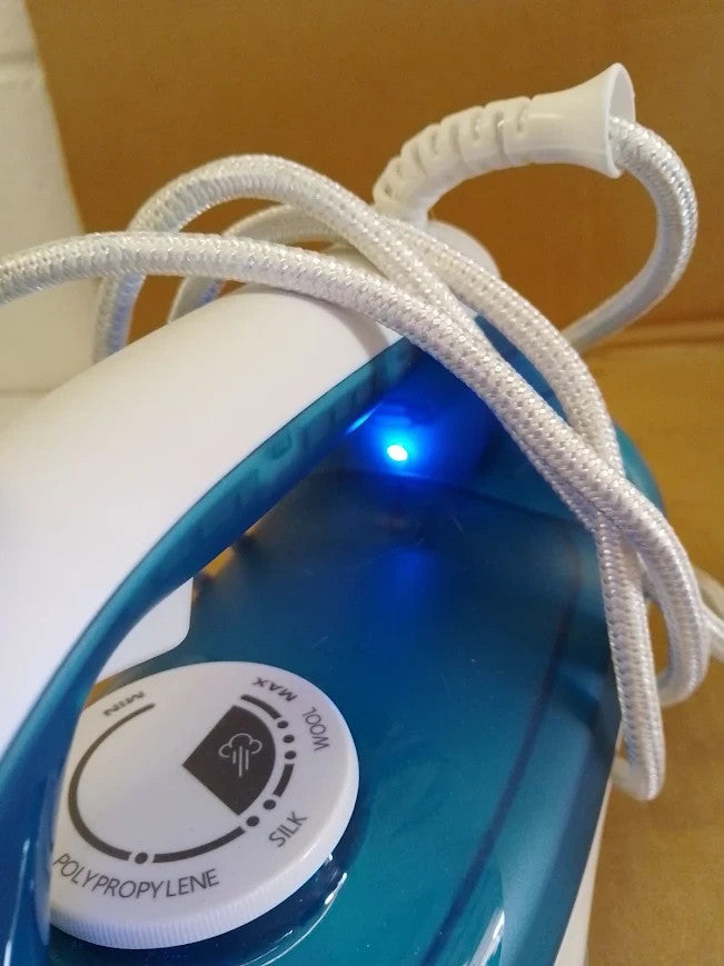Amazon Basics Steam Iron Nonstick Soleplate 1800W 20g Continuous Steam