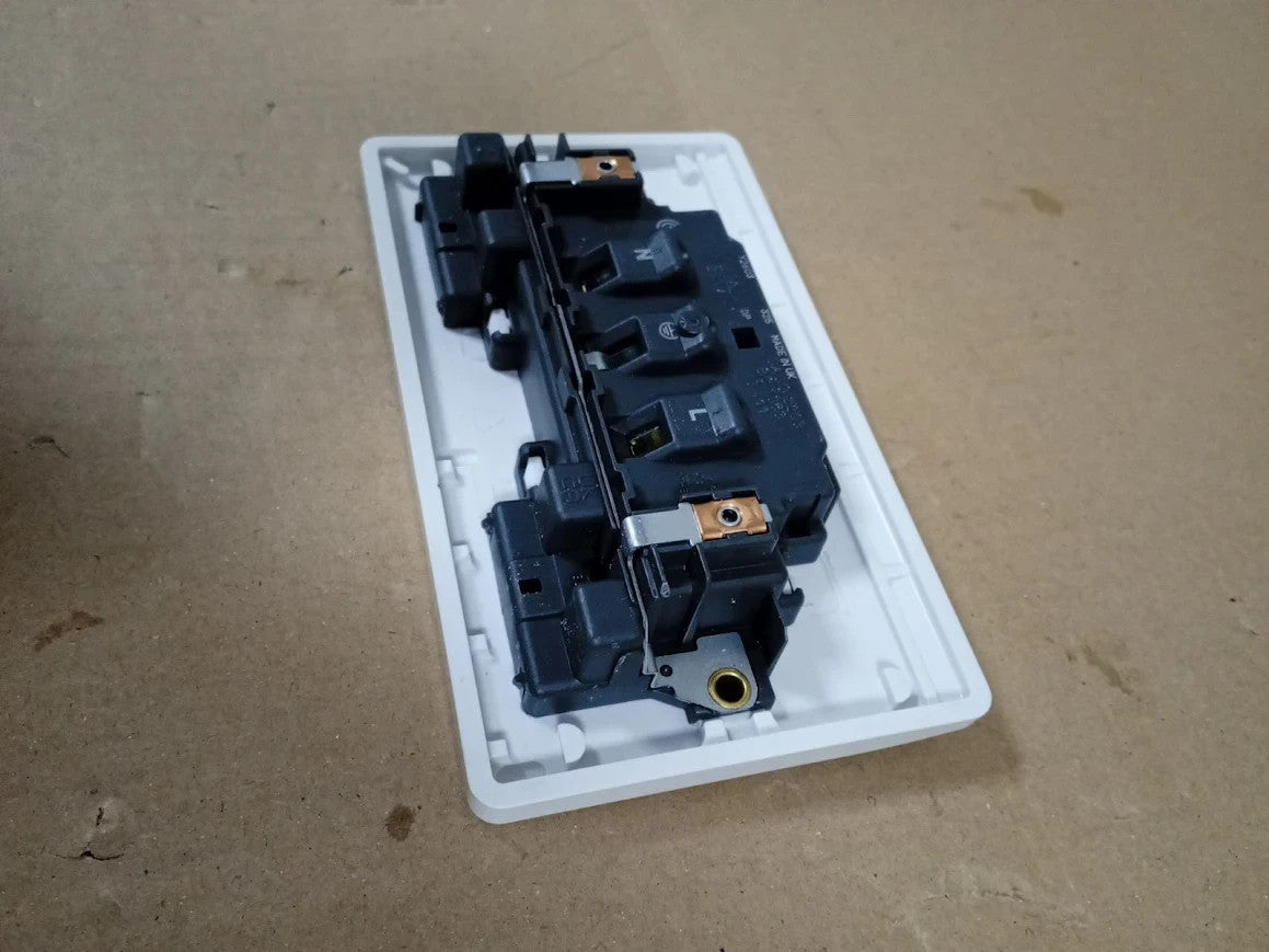 Double Switched 13A Twin Socket White UK Wall Plug Outlet Electrical New