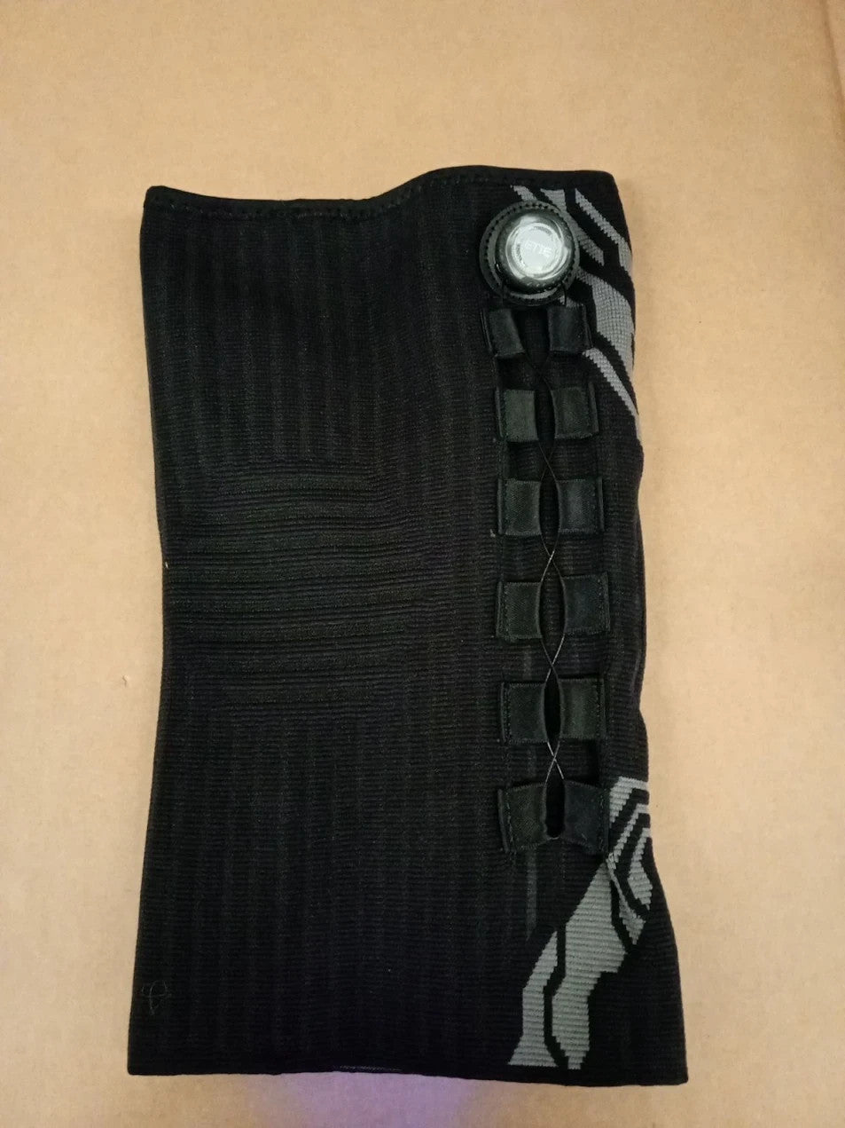 Kuangmi Knee Brace Adjustable Compression Mechanical Knob Pain Relief XL Black