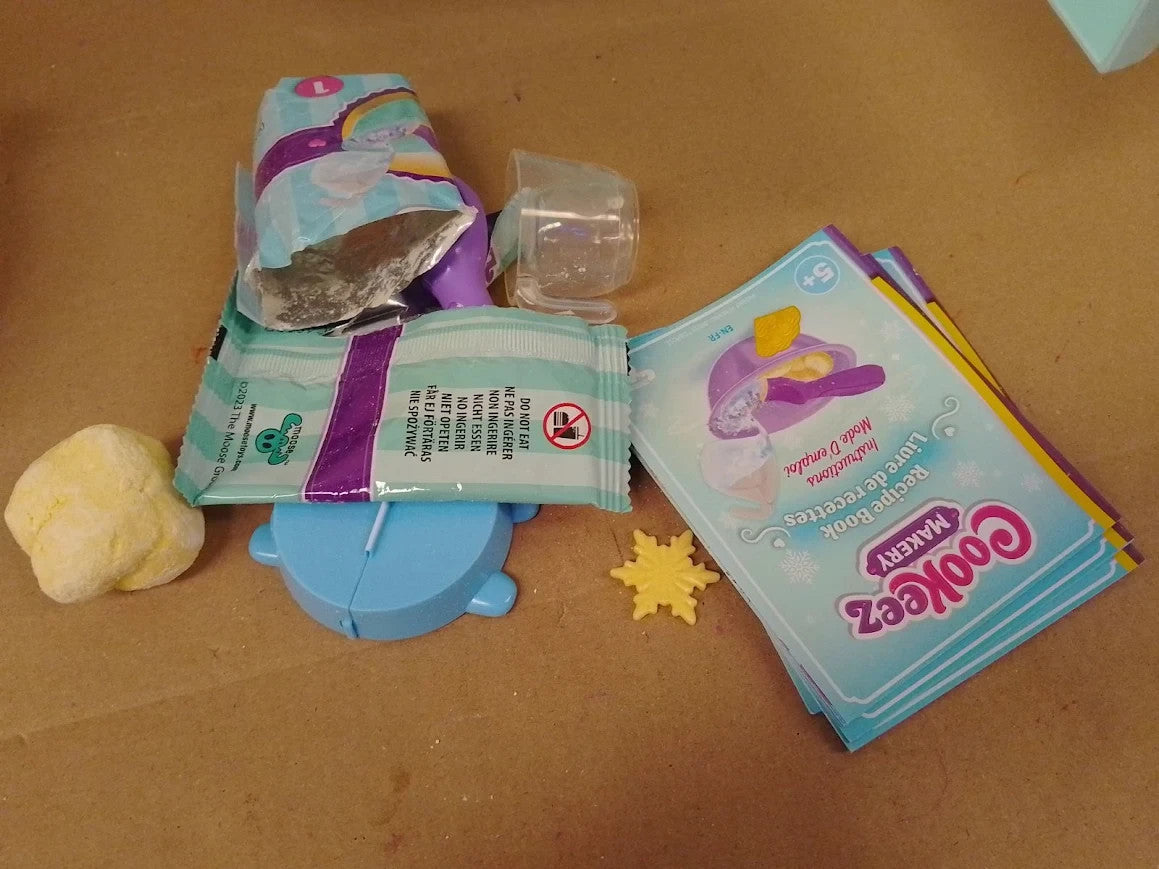 Cookeez Makery Freezy Cakez Mix Decorate Your Plush Best Friend Interactive 5+
