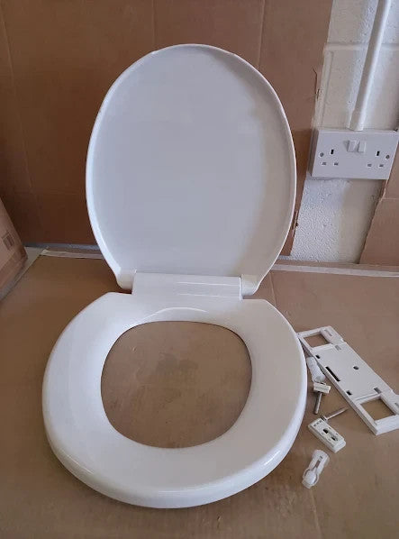 Home White Anti Bac Toilet Seat Adjustable Plastic Hinges 45.1x36x6.4cm New
