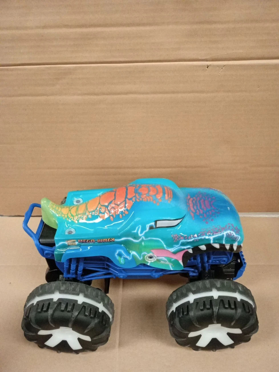Hot Wheels JBD90 Monster Trucks Remote Control Car 1:15 Scale Mega Wrex Alive