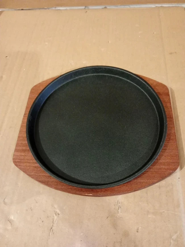 Amosfun Cast Iron Sizzle Plate Wooden Base 19cm Round Heavy Duty Heat Retaining