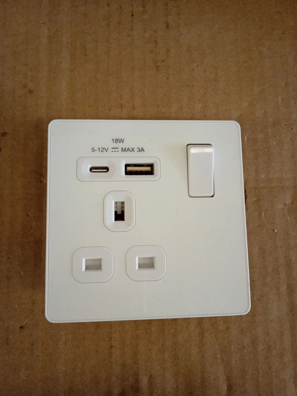 BG Electrical PCDCL21UAC18W 18W Single 13A Switched Power Plug Wall Socket White