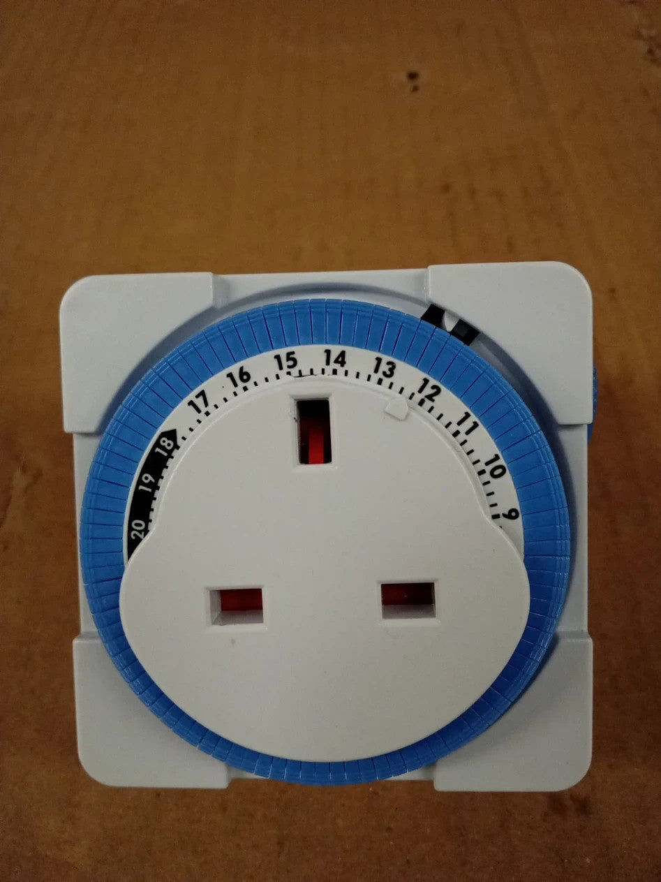Status S24HRSQT4 Timer Switch Square 24 Hour Segment Light White UK Plug