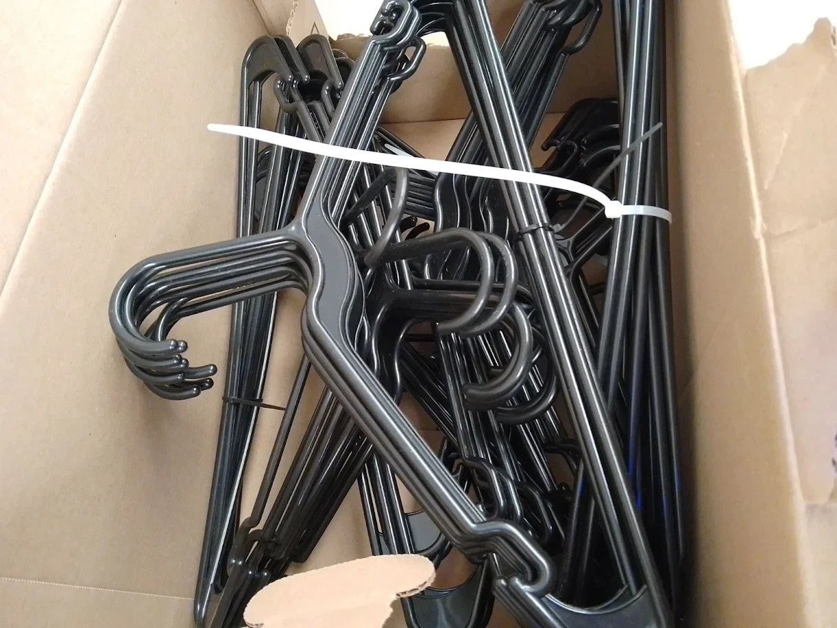 Amazon Basics Plastic Clothes Hangers Adult Size 41Wx23H Black Anti Slip New