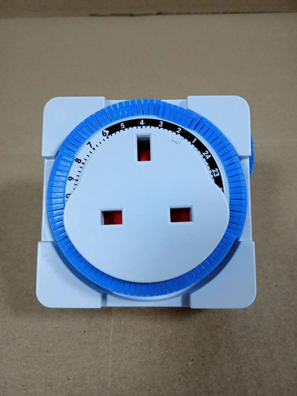 Status S24HRSQT4 Timer Switch Square 24 Hour Segment Light White UK Plug