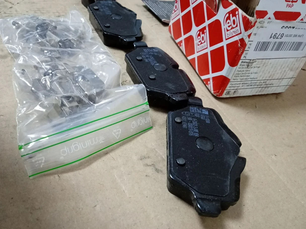 Febi Bilstein 16560 Brake Pad Set With Fastening Material 1 Unit New