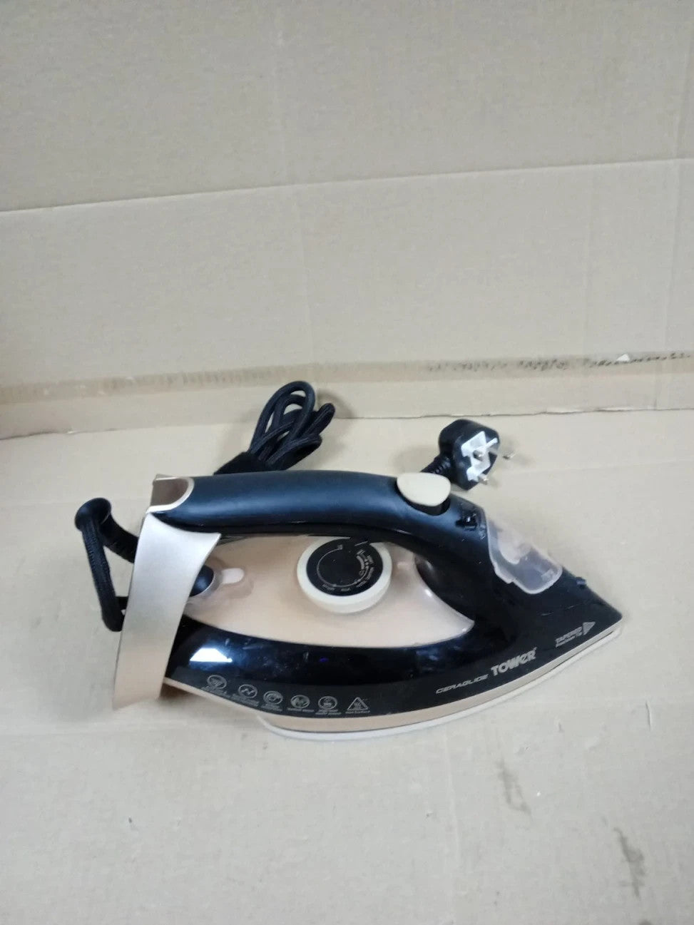 Tower T22021GLD Ceraglide Steam Iron Fast Heat Up Long Power Cord 3100W New