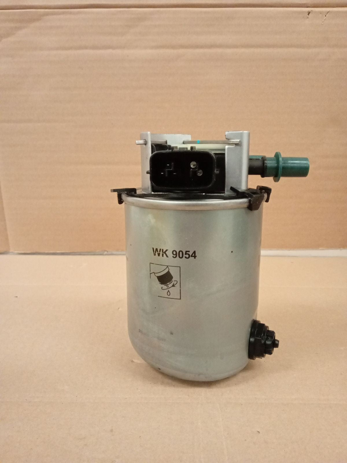 MANN FILTER WK 9054 Fuel Filter Cars + Transporters Replacement Part